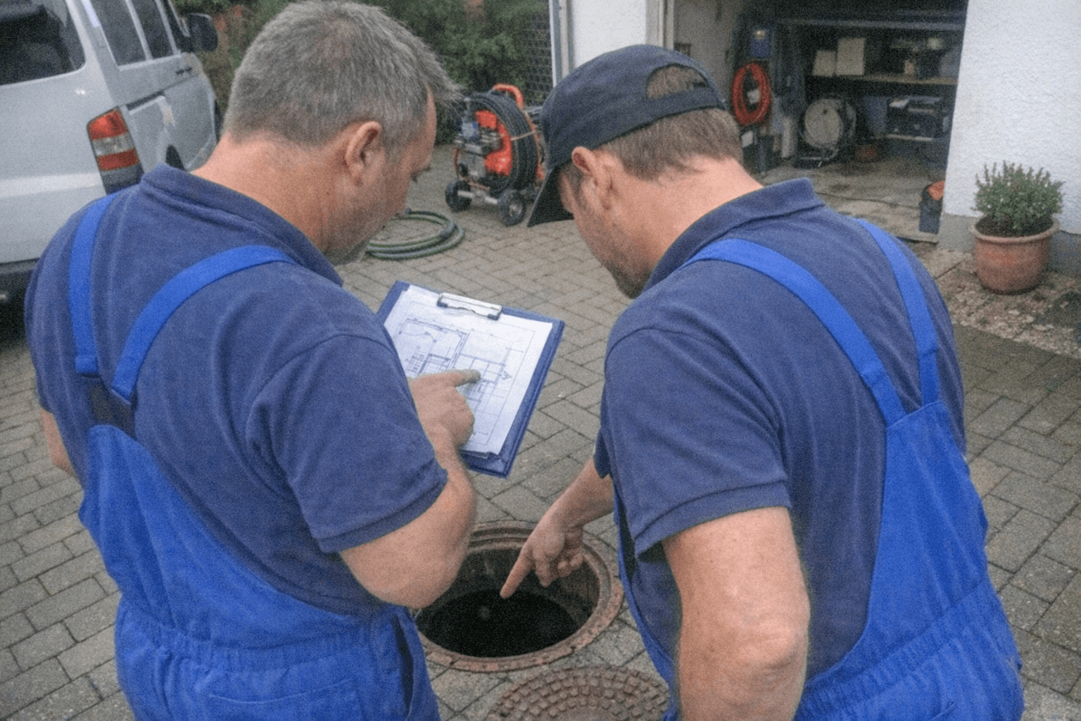 Team bespricht Pläne für Grundstücksentwässerung
